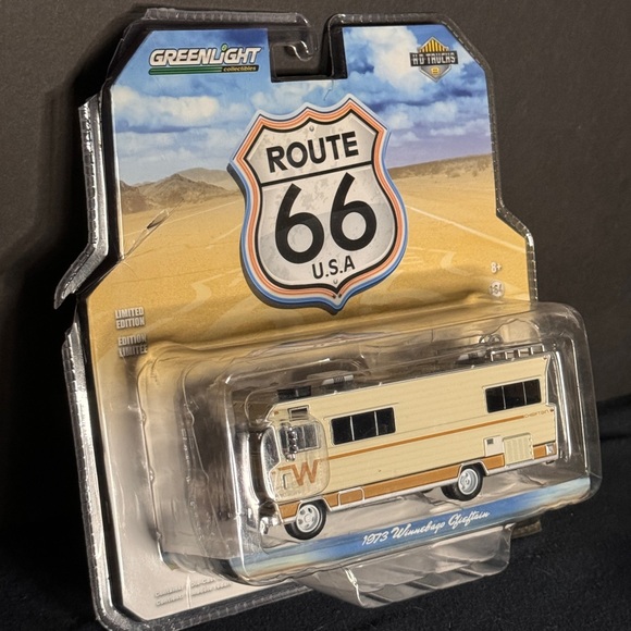 Greenlight 1973 Winnebago Chieftain RV - Picture 2 of 3